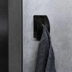 QUVIO Handdoekenhouder Plakstrip RVS - Zwart